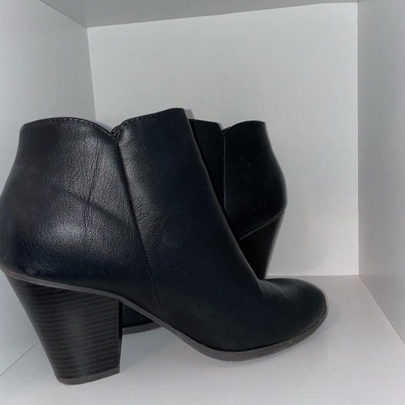 Heeled boots - Picture 3 of 3